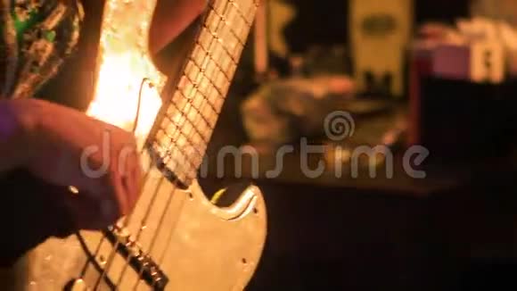 特写吉他手插电吉他在夜间酒吧在睫毛视频的预览图