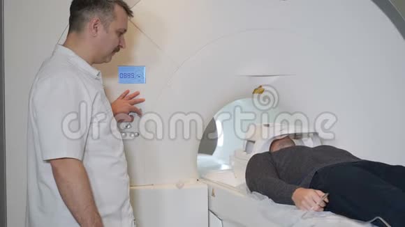 男性患者正在进入CT扫描医疗设备诊断门诊计算机断层扫描机健康视频的预览图