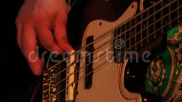 近距离吉他手触电吉他弦在夜间酒吧视频的预览图