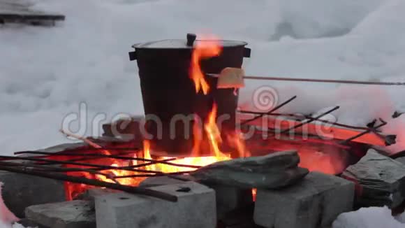 在火上做饭打开的火焰上的锅视频的预览图