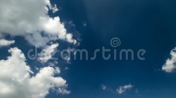 时间流逝4k云景稳定的拍摄白色蓬松的云彩在晴朗的深蓝的天空中缓慢移动的时间视频的预览图