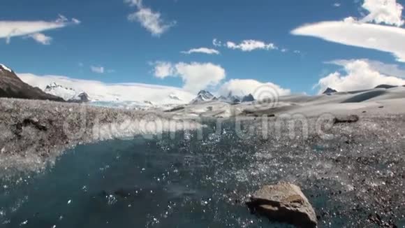 在雪山和南极洲冰川的纯净透明的小溪水视频的预览图