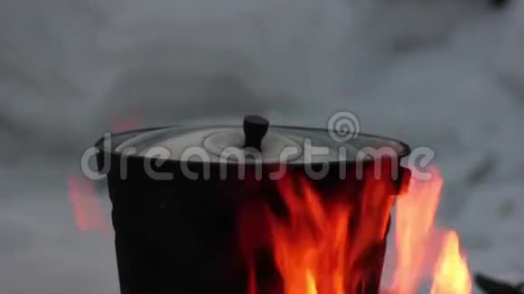 在火上做饭打开的火焰上的锅视频的预览图