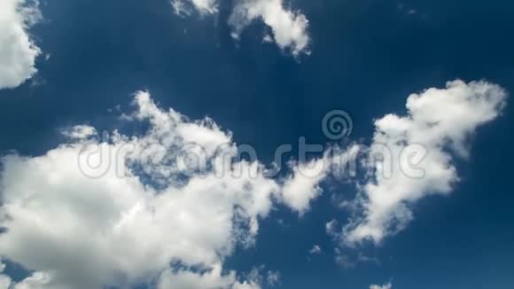 白云在晴朗的深蓝的天空中缓缓移动时间流逝云景稳定的拍摄视频的预览图