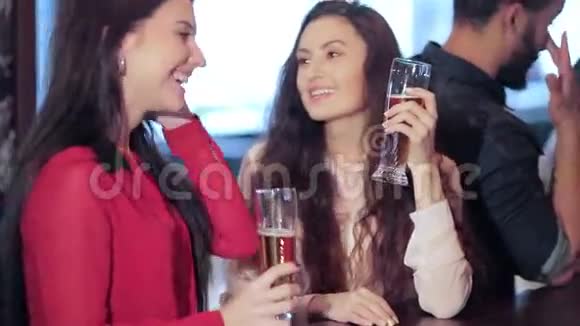 两个可爱的女朋友在酒吧见面视频的预览图