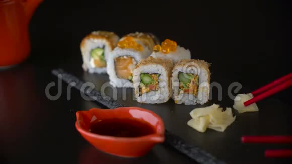 手拿红筷子从暗盘里拿卷寿司视频的预览图