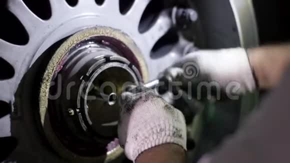 飞机刹车修理关闭飞机车轮和轴带有轴和起落架的巨大飞机轮胎视频的预览图