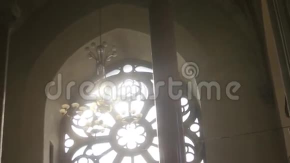 阳光透过教堂彩色玻璃窗照射宗教信仰视频的预览图