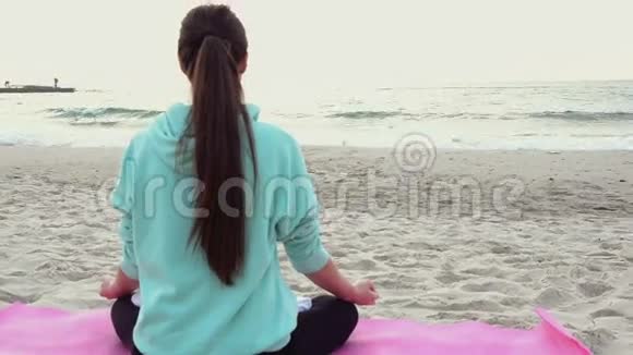 有吸引力的女性在瑜伽姿势冥想海滩视频的预览图