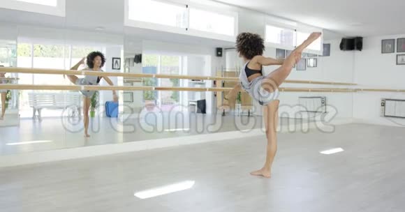 在舞蹈室练习的年轻舞者视频的预览图