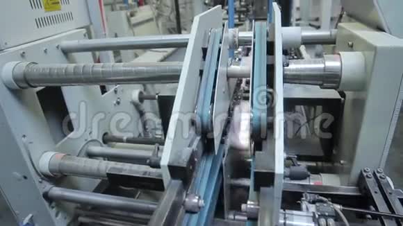 折叠机折叠印刷胶版作为印刷厂报纸小册子的一部分视频的预览图