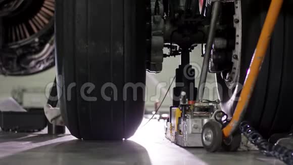 飞机刹车修理关闭飞机车轮和轴带有轴和起落架的巨大飞机轮胎视频的预览图