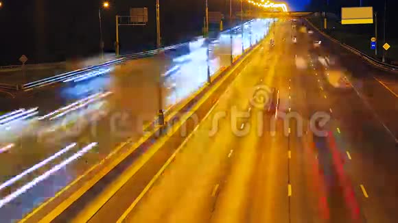 夜间公路交通车灯尾视频的预览图
