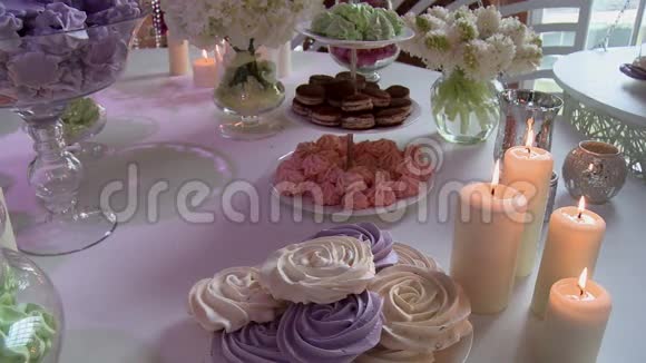 甜点桌上装饰着鲜花视频的预览图