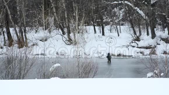 冬天人们在冰水里钓鱼视频的预览图