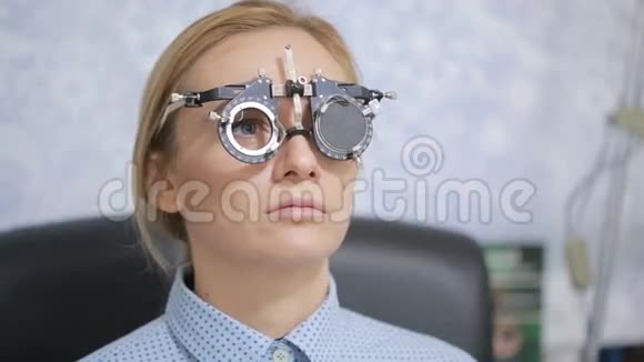 在眼科医生招待会上的女人眼镜镜片的选择视频的预览图