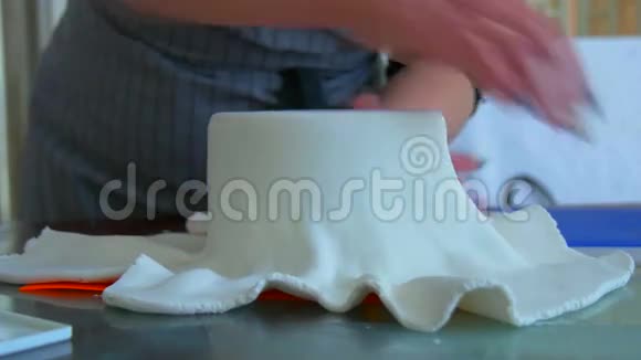 厨师装饰蛋糕视频的预览图