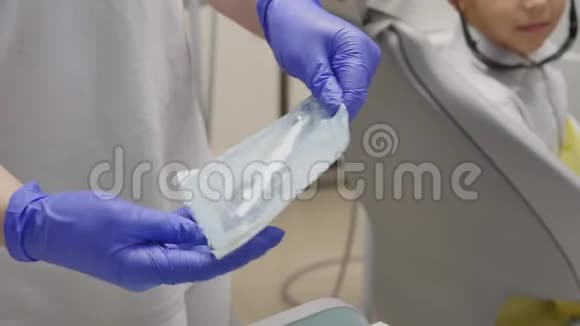 牙科医生工作手和牙科器械的特写视频的预览图
