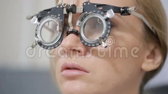 在眼科医生招待会上的女人眼镜镜片的选择视频的预览图