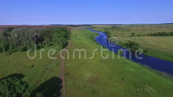 自然河路野外飞行视频的预览图