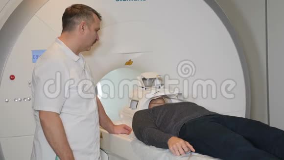 男性患者正在进入CT扫描医疗设备诊断门诊计算机断层扫描机健康视频的预览图