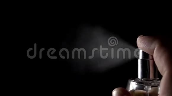 男人在镜头前洒香水超级慢镜头低关键视频视频的预览图