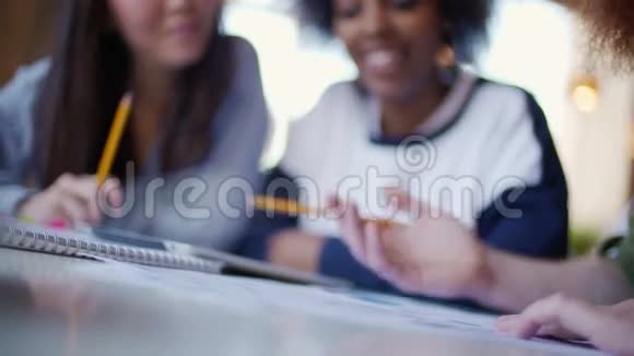 密切国际青年的关系男人拿着铅笔黑人女孩用手指指着纸视频的预览图