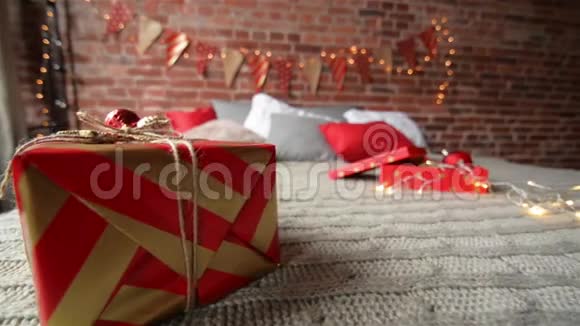 早上在酒店房间的床上包装的礼物卧室的圣诞礼物圣诞快乐视频的预览图