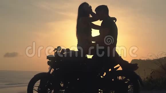 骑摩托车的快乐情人视频的预览图