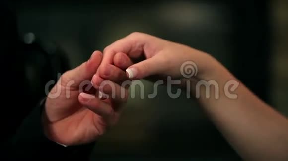 3年轻人用手指甲给女人修指甲视频的预览图