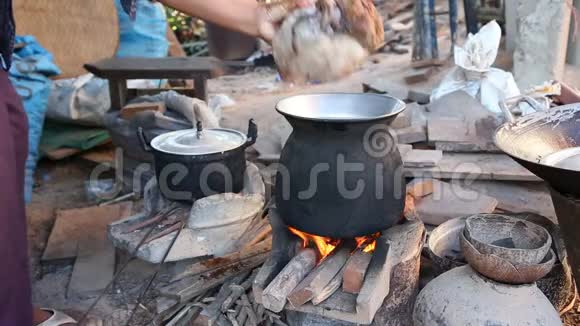 泰国传统的火灾烹饪视频的预览图