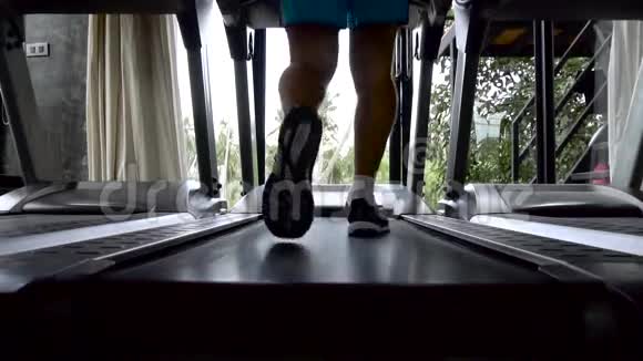 跑步机上跑步的人的轮廓视频的预览图