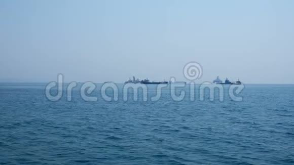 阴天的公海航拍蓝天远处的船只和无边的地平线视频的预览图
