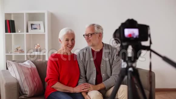 快乐的老夫妇用相机录制视频视频的预览图