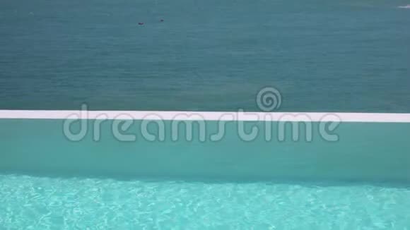 带海景的豪华无限边缘游泳池表面视频的预览图