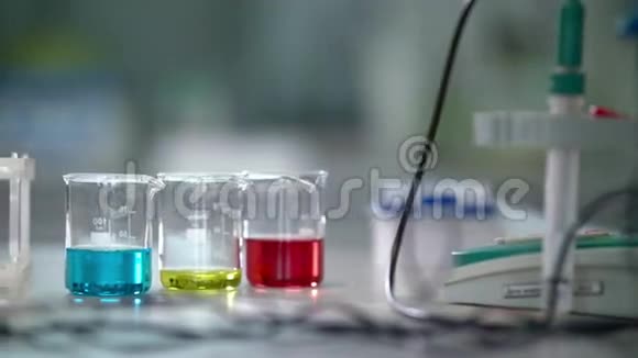 化学实验室的实验室玻璃器皿实验室烧瓶中的化学液体视频的预览图