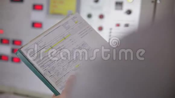 工程师手写信息从工业电子控制板控制面板视频的预览图
