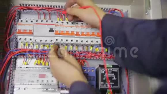 电工与断路器测试仪万用表在保险丝盒工作视频的预览图