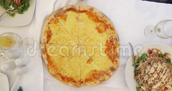 在咖啡馆里吃奶酪披萨的人视频的预览图