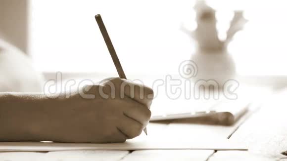 一个女人用灰色铅笔勾勒出一幅有力的图画视频的预览图