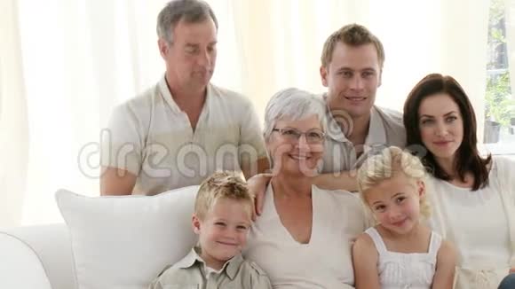 祖父母和全家一起放松视频的预览图