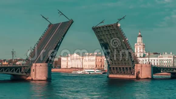 涅瓦河上的开放式宫桥视频的预览图