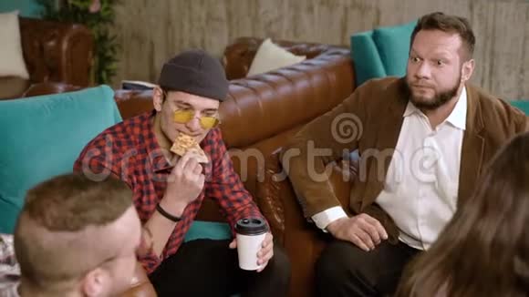 朋友们在咖啡馆里吃比萨饼和聊天视频的预览图