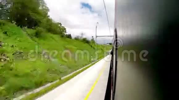 快速列车进入隧道并退出视频的预览图