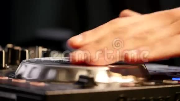 DJ正在旋转设备上的磁盘视频的预览图
