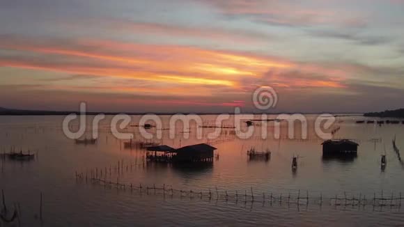 美丽的日落越过泰国渔民水村空中录像视频的预览图