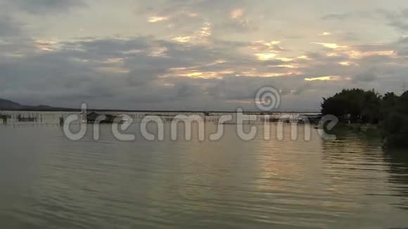 泰国渔民水乡的日落空中录像视频的预览图