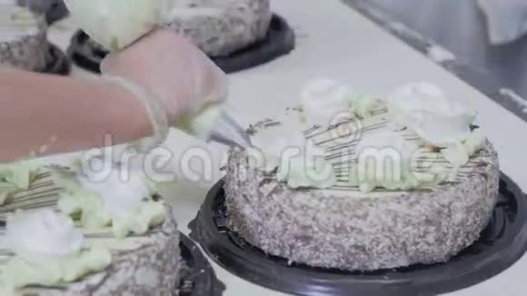 厨师手做蛋糕糕点管在蛋糕上铺上麦林果视频的预览图