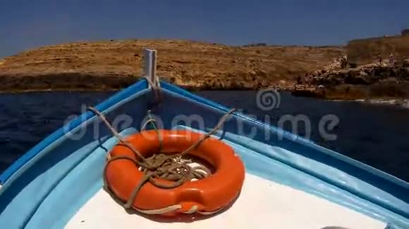 前观船与救生圈漂浮在蓝海上视频的预览图