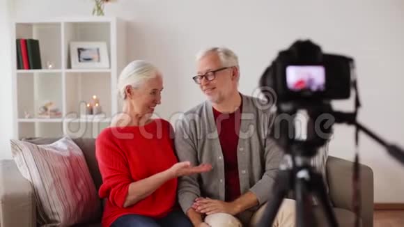 快乐的老夫妇用相机录制视频视频的预览图